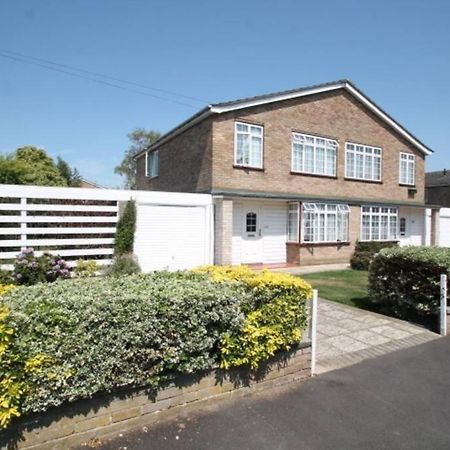 Nicely Decorated 3 Bedroom House Near Heathrow, London Staines-upon-Thames Εξωτερικό φωτογραφία