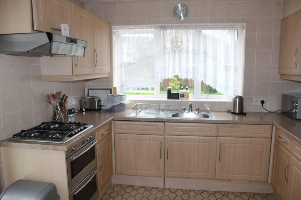 Nicely Decorated 3 Bedroom House Near Heathrow, London Staines-upon-Thames Εξωτερικό φωτογραφία