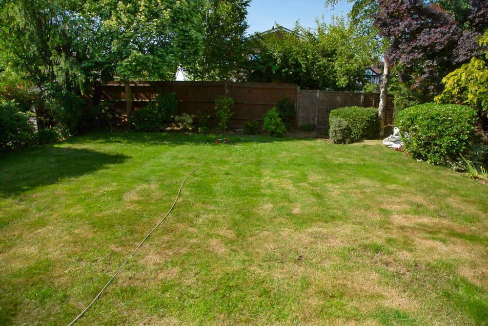Nicely Decorated 3 Bedroom House Near Heathrow, London Staines-upon-Thames Εξωτερικό φωτογραφία