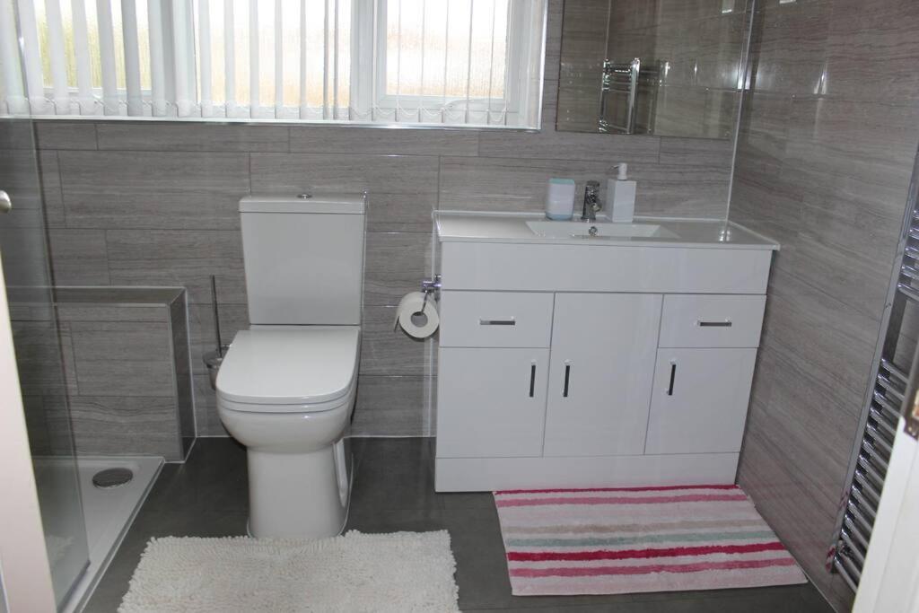 Nicely Decorated 3 Bedroom House Near Heathrow, London Staines-upon-Thames Εξωτερικό φωτογραφία