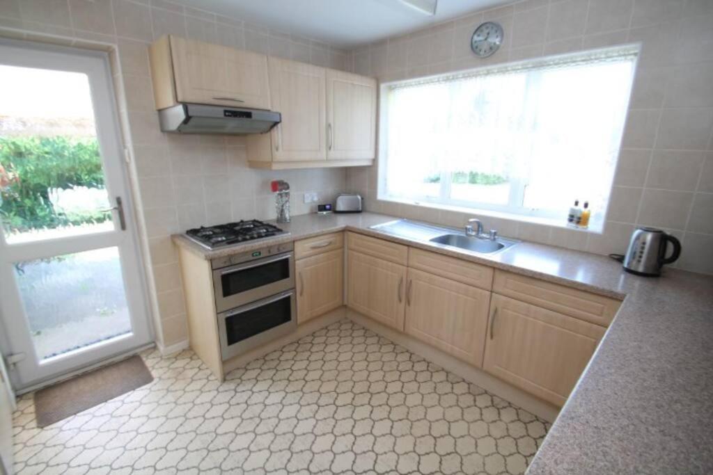 Nicely Decorated 3 Bedroom House Near Heathrow, London Staines-upon-Thames Εξωτερικό φωτογραφία