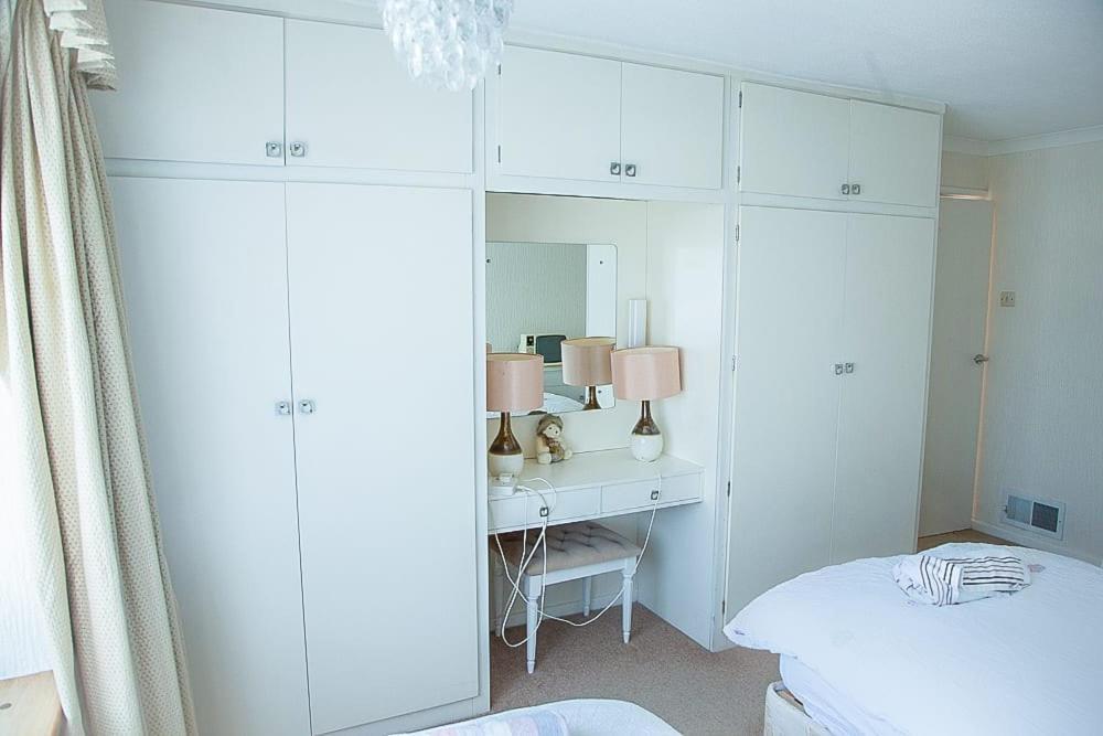 Nicely Decorated 3 Bedroom House Near Heathrow, London Staines-upon-Thames Εξωτερικό φωτογραφία