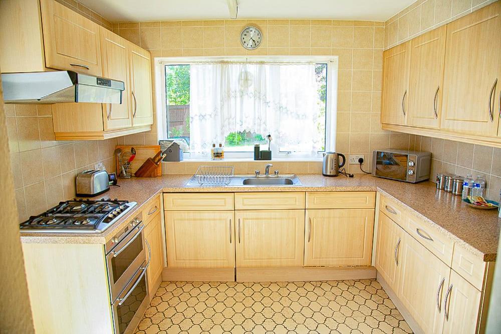 Nicely Decorated 3 Bedroom House Near Heathrow, London Staines-upon-Thames Εξωτερικό φωτογραφία