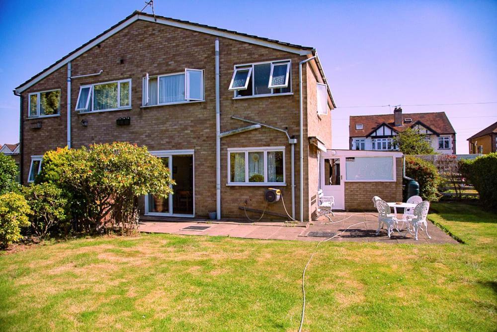 Nicely Decorated 3 Bedroom House Near Heathrow, London Staines-upon-Thames Εξωτερικό φωτογραφία