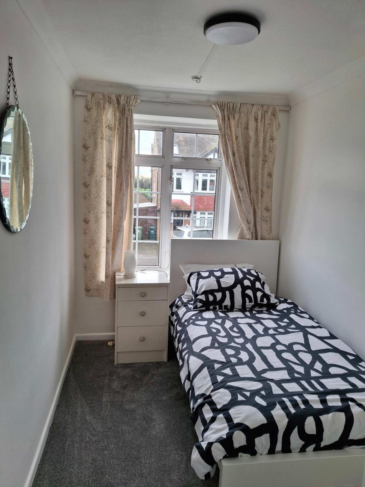 Nicely Decorated 3 Bedroom House Near Heathrow, London Staines-upon-Thames Εξωτερικό φωτογραφία
