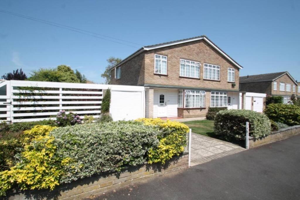 Nicely Decorated 3 Bedroom House Near Heathrow, London Staines-upon-Thames Εξωτερικό φωτογραφία