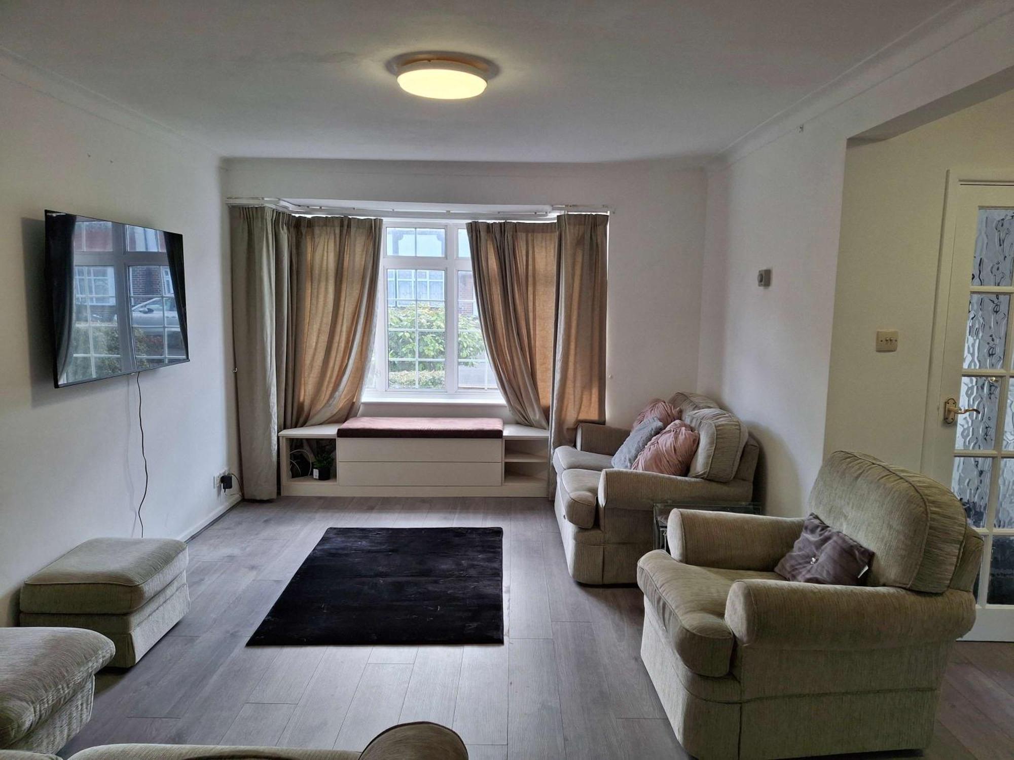 Nicely Decorated 3 Bedroom House Near Heathrow, London Staines-upon-Thames Εξωτερικό φωτογραφία